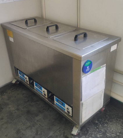 Ultrasonic cleaning machine